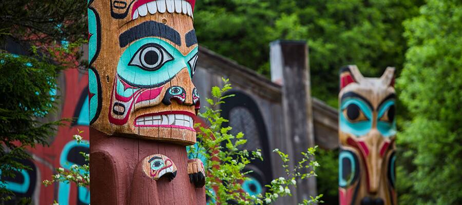 Visita el pueblo de Saxman para conocer la cultura y las tradiciones indígenas.